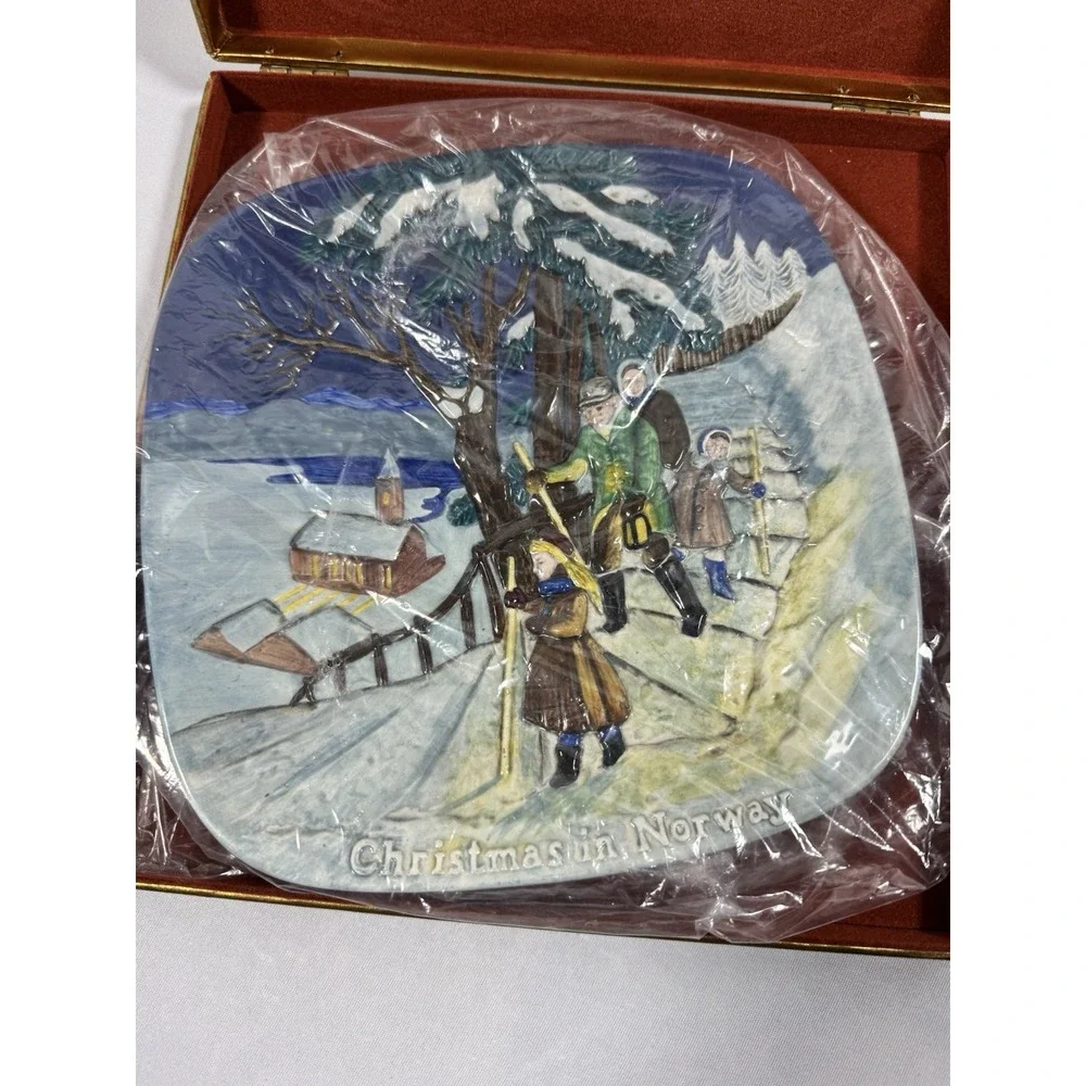 Christmas Around the World: Christmas in‎ Norway 1975 Collectors Plate #3419